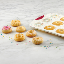 Structure Silicone Confetti Fuchsia 12-Count Doughnut Pan